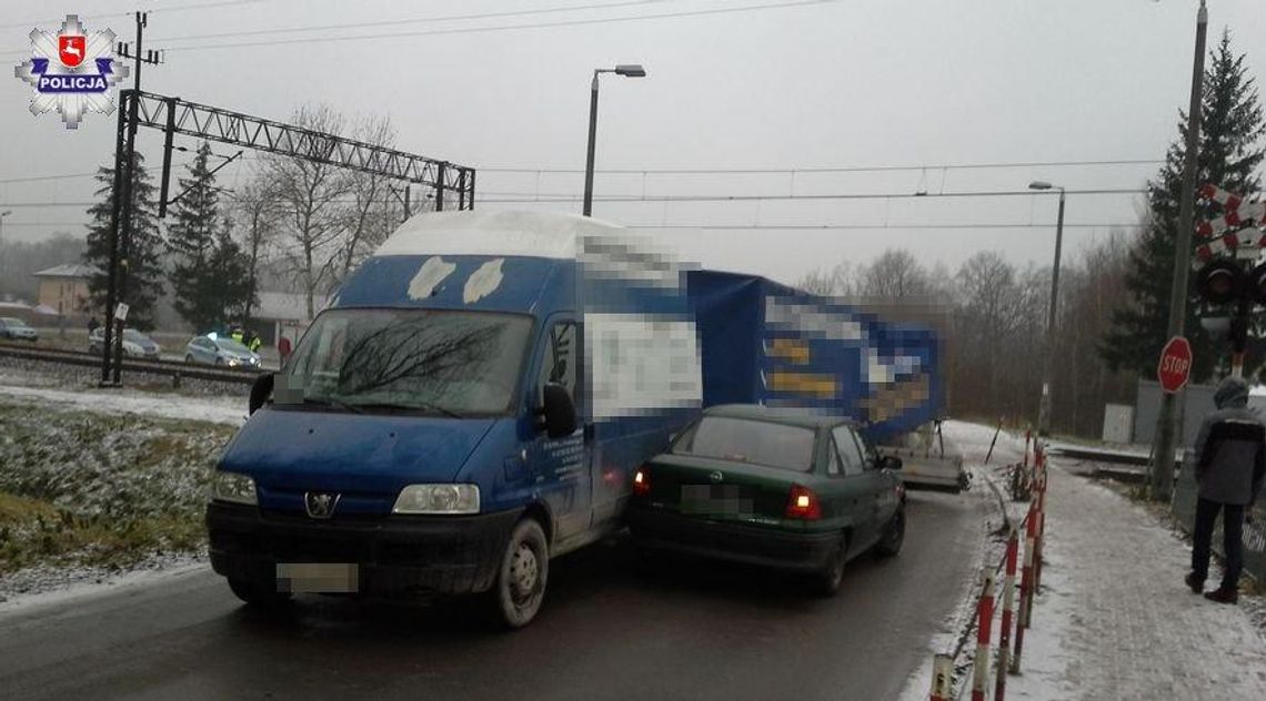 Policja: Na szczęście nikt nie ucierpiał po zderzeniu auta z pociągiem Policja: Na szczęście nikt nie ucierpiał po zderzeniu auta z pociągiem
