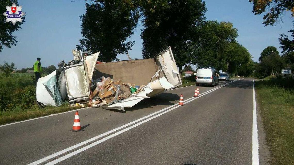 Policja ostrzega. Hrubieszów: Kierowca iveco uderzył w drzewo