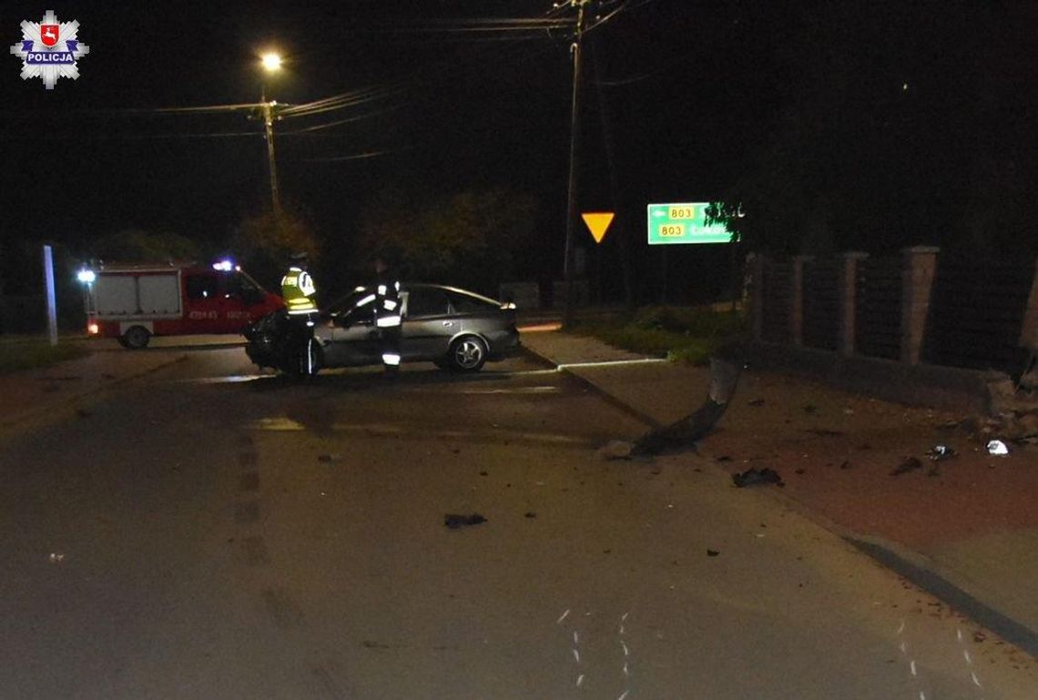 Policja ostrzega. Łuków: Nietrzeźwy i bez prawa jazdy, po uderzeniu w płot wypadł z auta *