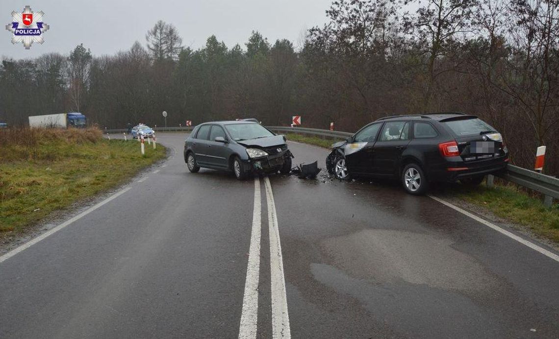 Policja ostrzega. Zamość: Zderzenie dwóch samochodów osobowych Policja ostrzega. Zamość: Zderzenie dwóch samochodów osobowych