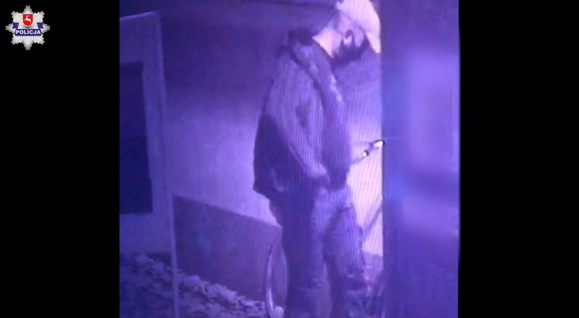 POLICJA POSZUKUJE SPRAWCY PODPALENIA PUNKTU SZCZEPIEŃ W ZAMOŚCIU