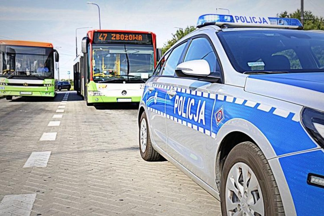 POLICJANCI KONTROLUJĄ AUTOBUSY KOMUNIKACJI MIEJSKIEJ*