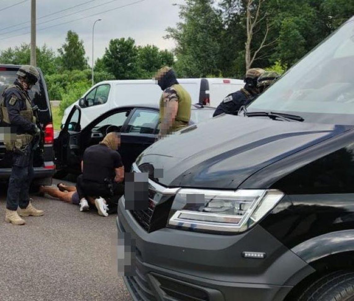 Policjanci zatrzymali mężczyznę, który przewoził 16 kilogramów narkotyków Policjanci zatrzymali mężczyznę, który przewoził 16 kilogramów narkotyków