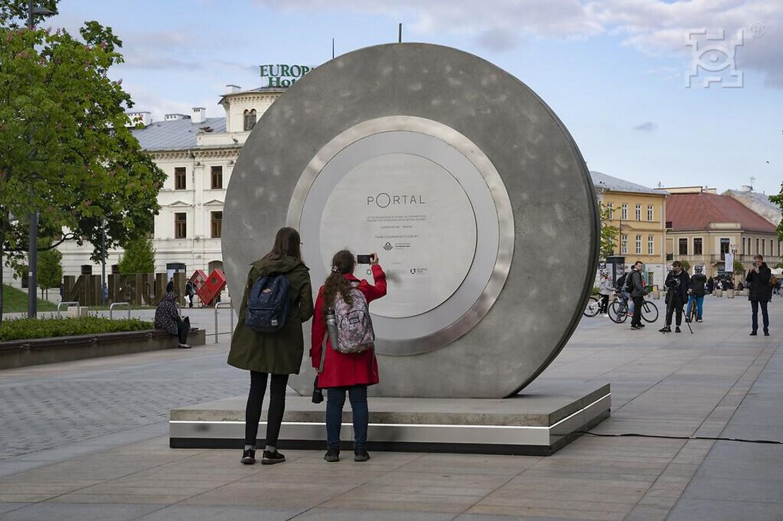 Portal na Placu Litewskim zostanie z nami dłużej