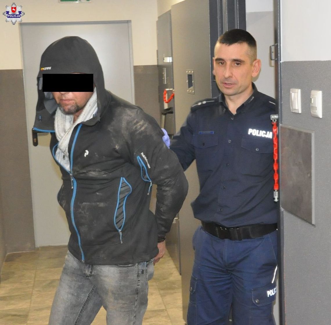 Poszukiwany 49 latek przewoził broń i uciekał skradzioną Toyotą Poszukiwany 49 latek przewoził broń i uciekał skradzioną Toyotą