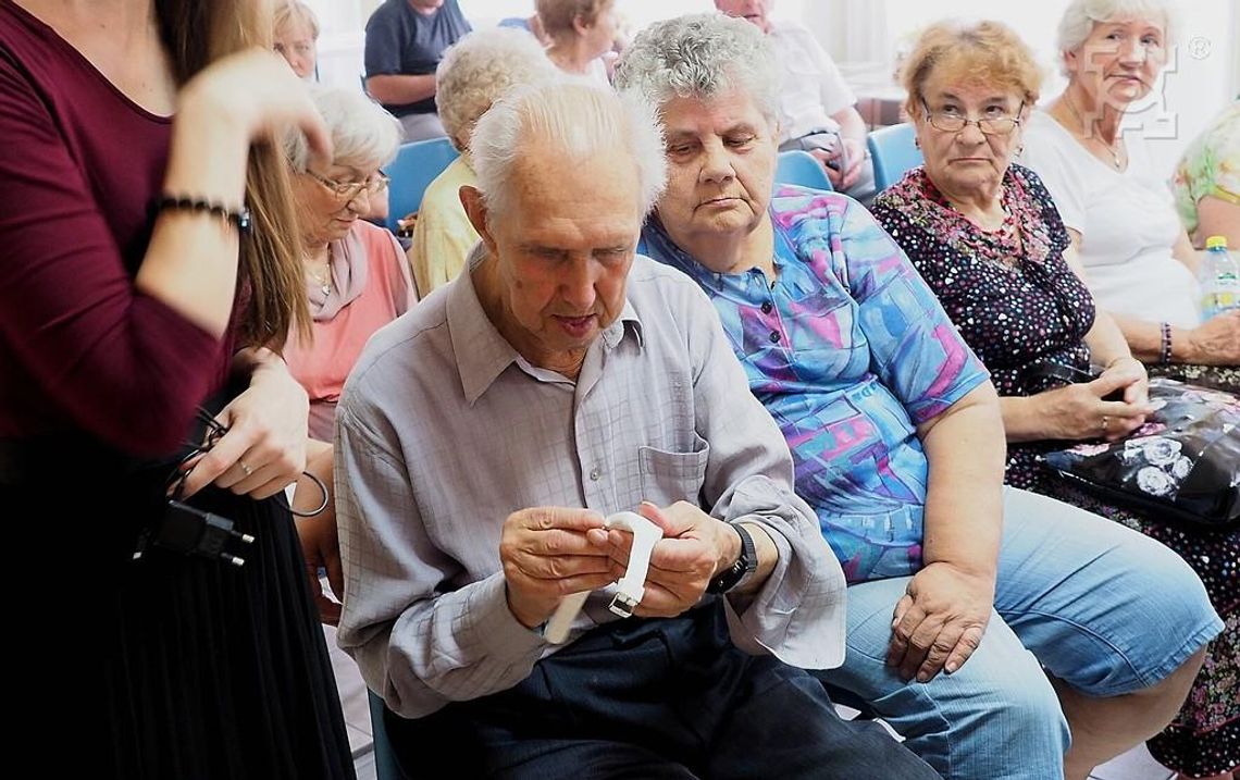 Seniorzy uczą się używać opasek życia * Seniorzy uczą się używać opasek życia *