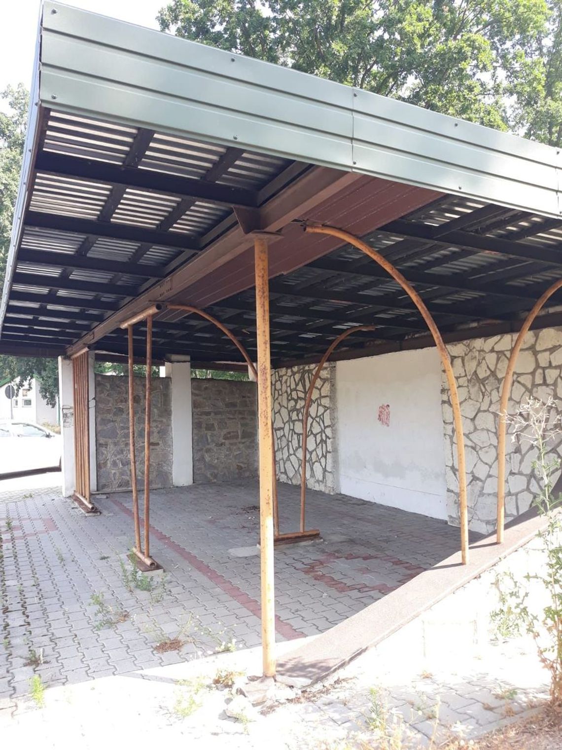 SKRADZIONYMI ŁAWKAMI, LAMPAMI I KWIATAMI UDEKOROWAŁ SWOJĄ POSESJĘ SKRADZIONYMI ŁAWKAMI, LAMPAMI I KWIATAMI UDEKOROWAŁ SWOJĄ POSESJĘ