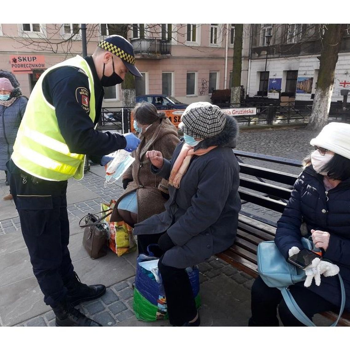 Straż Miejska oraz lubelski Nadzór Ruchu MPK rozdają maseczki podróżującym komunikacją miejską Straż Miejska oraz lubelski Nadzór Ruchu MPK rozdają maseczki podróżującym komunikacją miejską