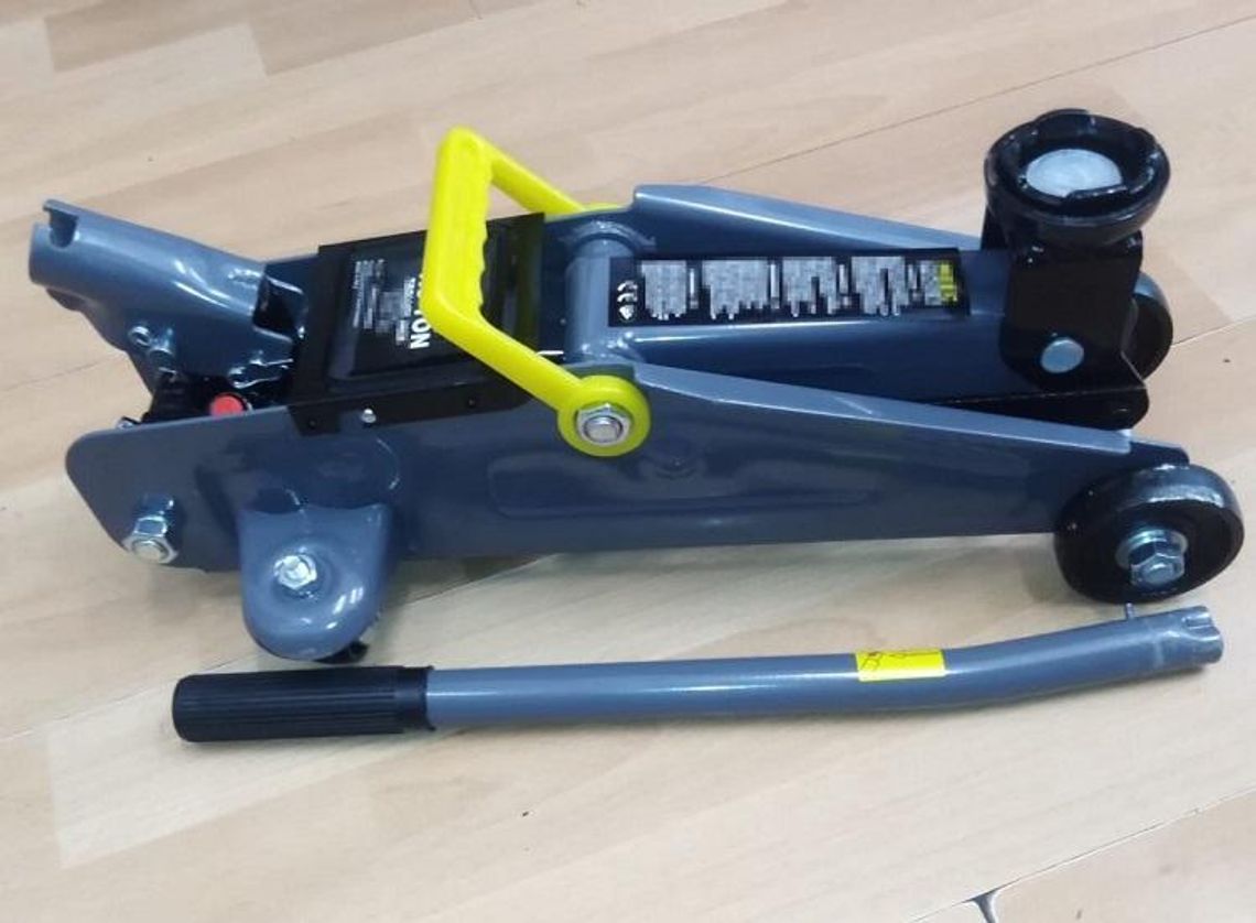 Świadkowie wyciągnęli spod samochodu złodzieja katalizatorów