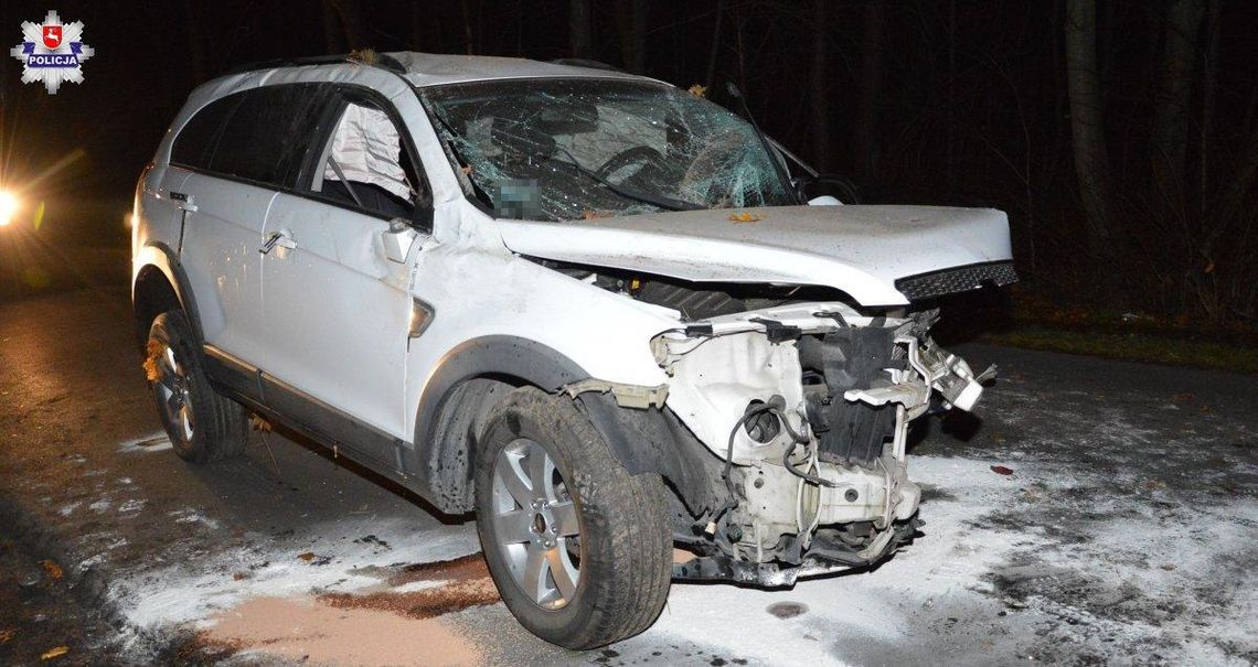 Uderzyła w przydrożne drzewa i dachowała. Wraz z mężem trafiła do szpitala Uderzyła w przydrożne drzewa i dachowała. Wraz z mężem trafiła do szpitala