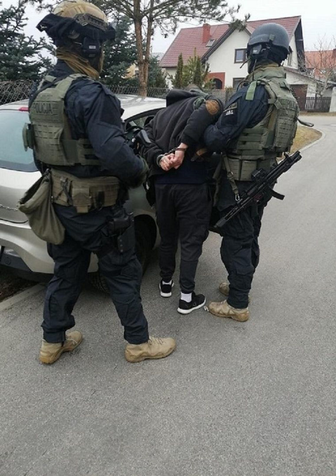 UKRYWALI SIĘ PRZED ORGANAMI ŚCIGANIA UKRYWALI SIĘ PRZED ORGANAMI ŚCIGANIA