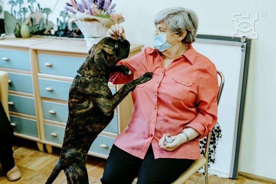 Whoopi podaje łapę podopiecznym Whoopi podaje łapę podopiecznym