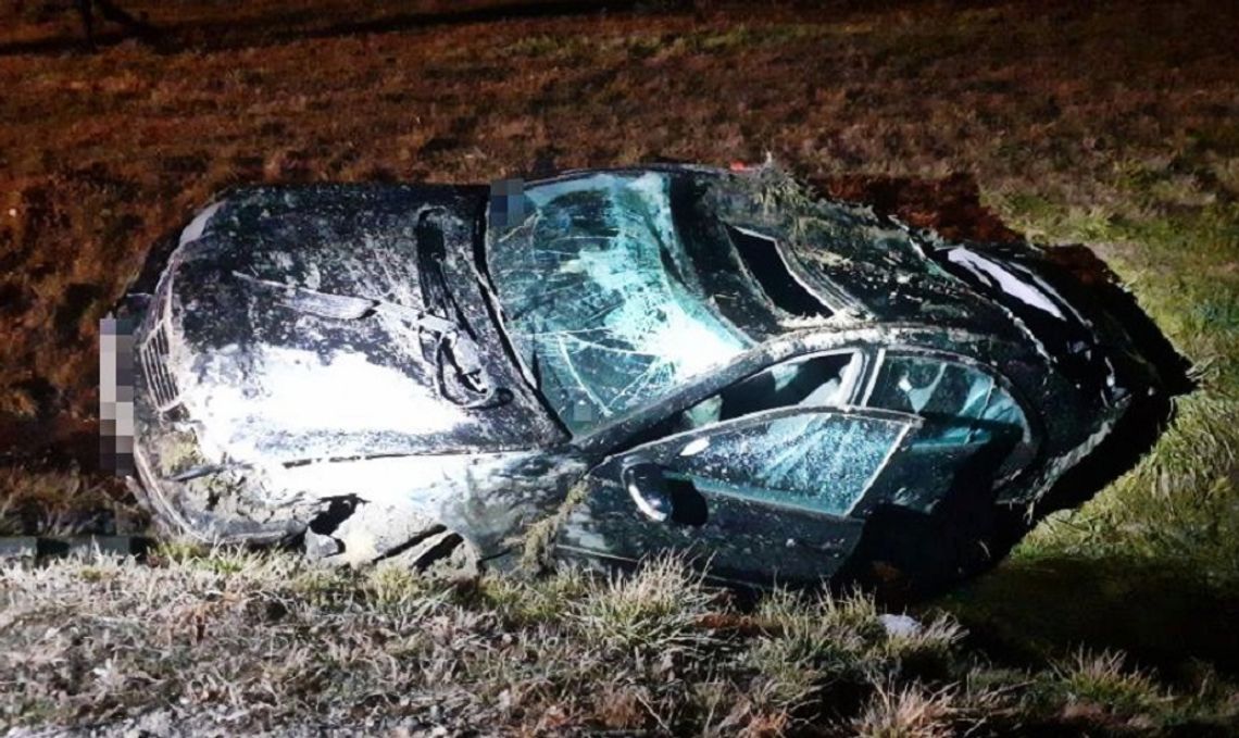 Wpadł w poślizg i dachował Wpadł w poślizg i dachował