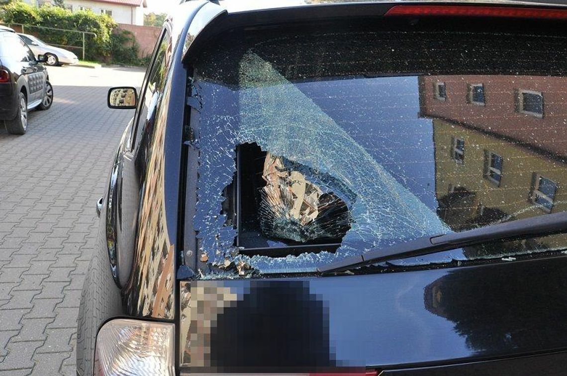 Wybił szybę w przypadkowym samochodzie bo był pijany i zdenerwowany Wybił szybę w przypadkowym samochodzie bo był pijany i zdenerwowany