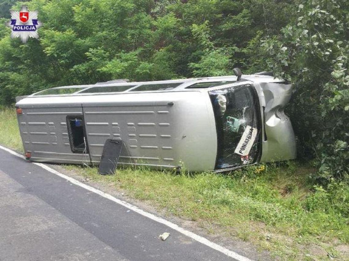 Wypadek busa w Poniatowej. Policjanci zorganizowali objazdy