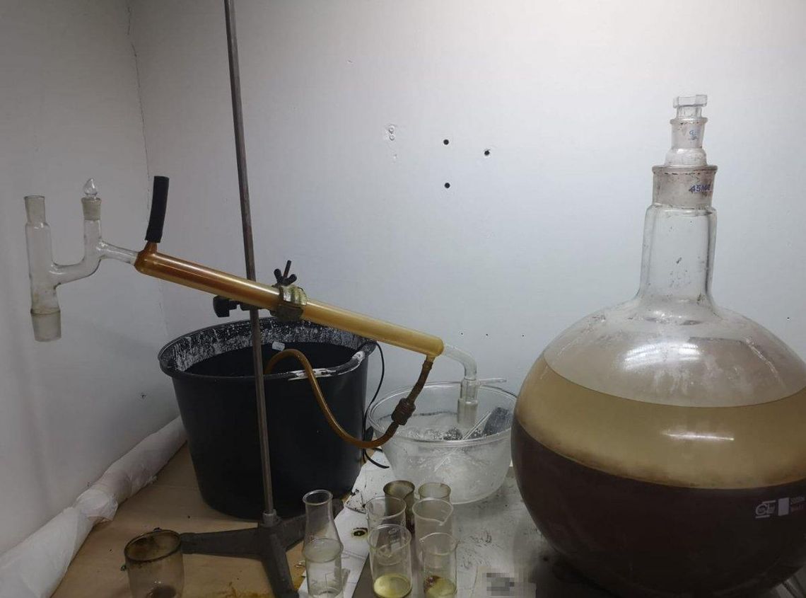 Zatrzymano trzech mężczyzn zajmujących się produkcją metamfetaminy Zatrzymano trzech mężczyzn zajmujących się produkcją metamfetaminy