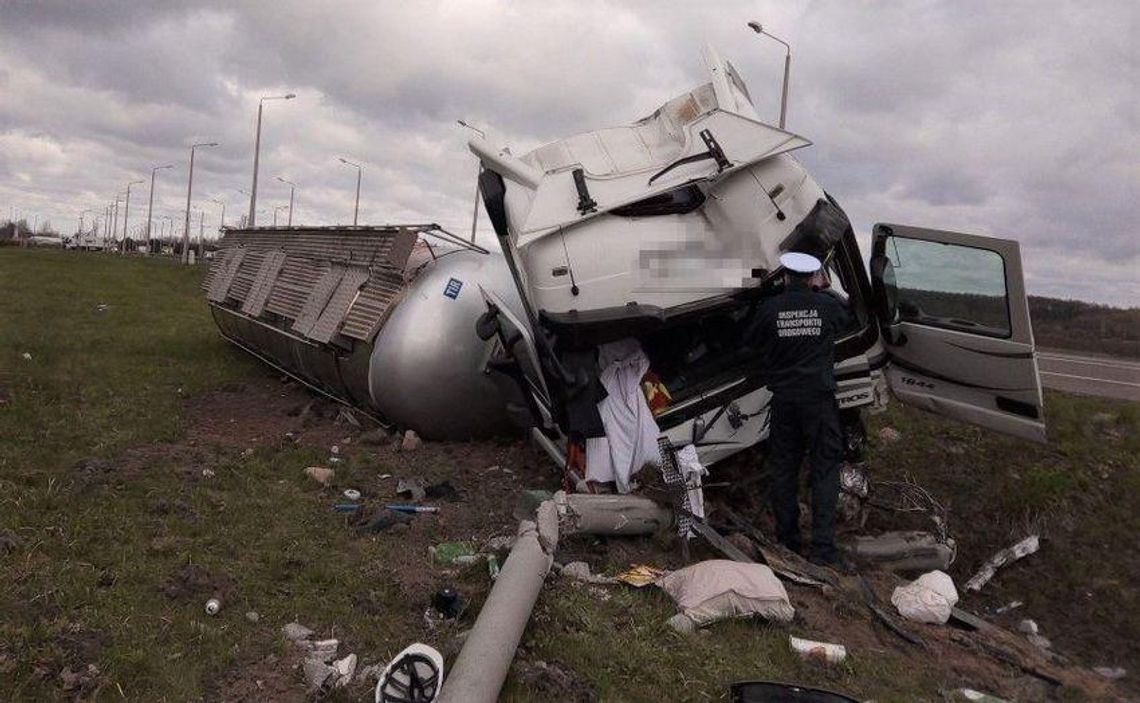 Zderzenie ciężarówki z samochodem osobowym na krajowej „dwójce”. Jest jedna ofiara śmiertelna. Zderzenie ciężarówki z samochodem osobowym na krajowej „dwójce”. Jest jedna ofiara śmiertelna.
