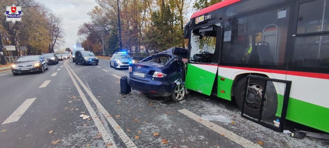 Zderzenie osobówki z miejskim autobusem Zderzenie osobówki z miejskim autobusem