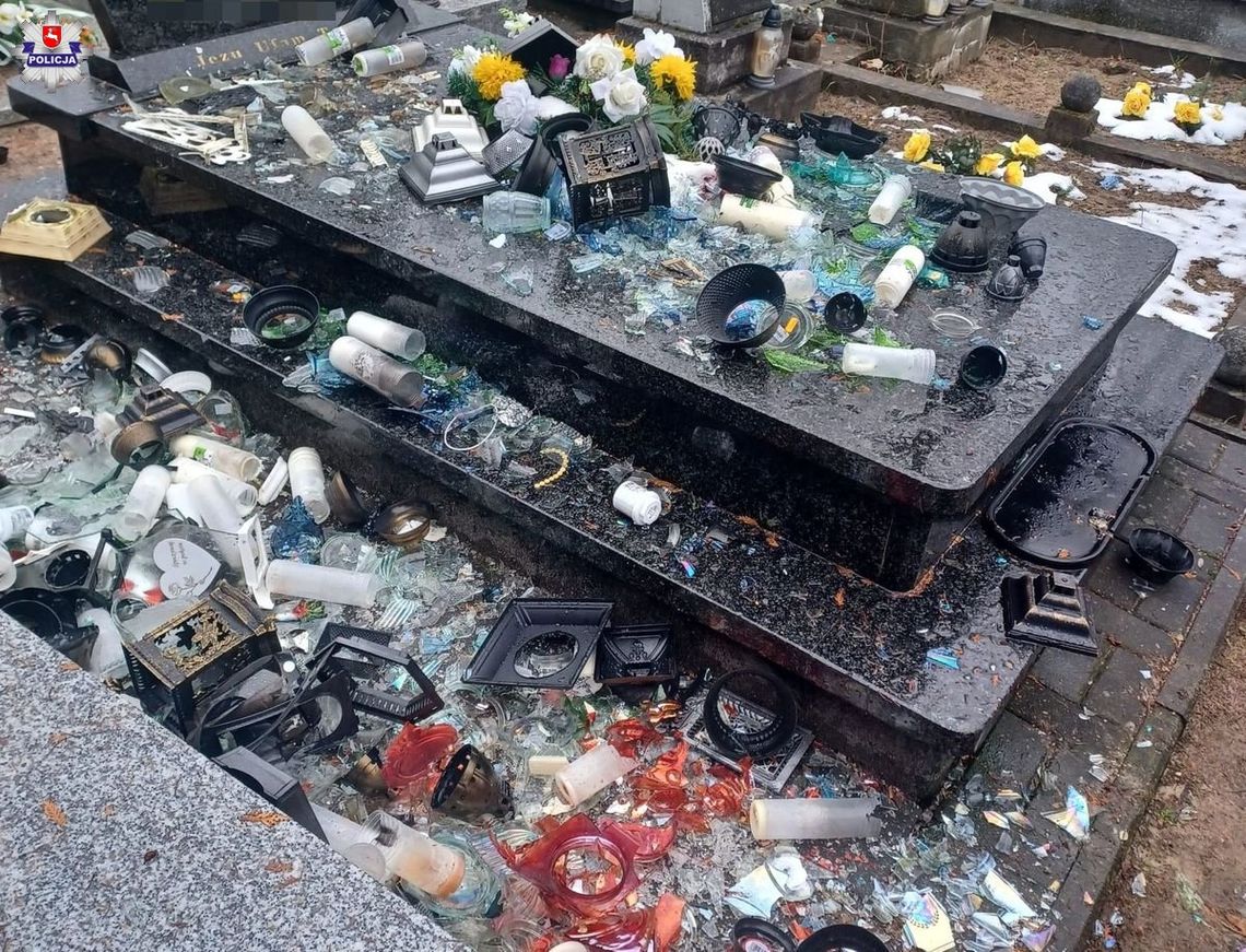 Zniszczył znicze i wiązanki na cmentarzu. Dziś został zatrzymany Zniszczył znicze i wiązanki na cmentarzu. Dziś został zatrzymany